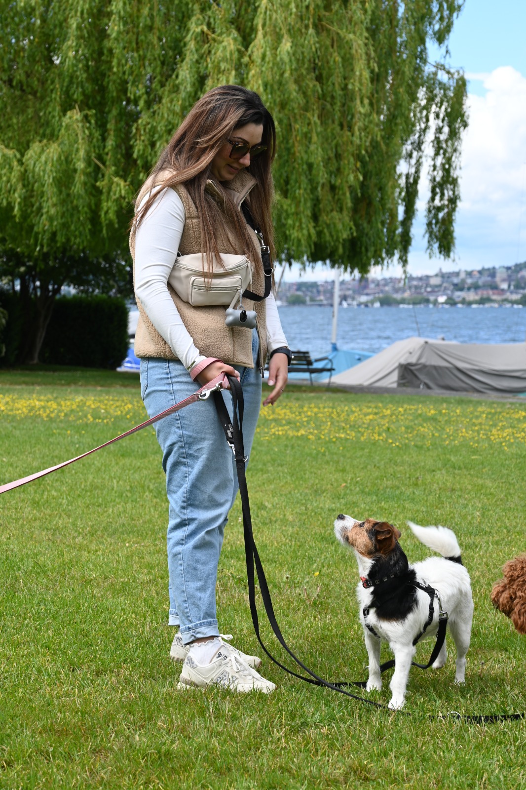 Elvira mit Hund im Portraitformat
